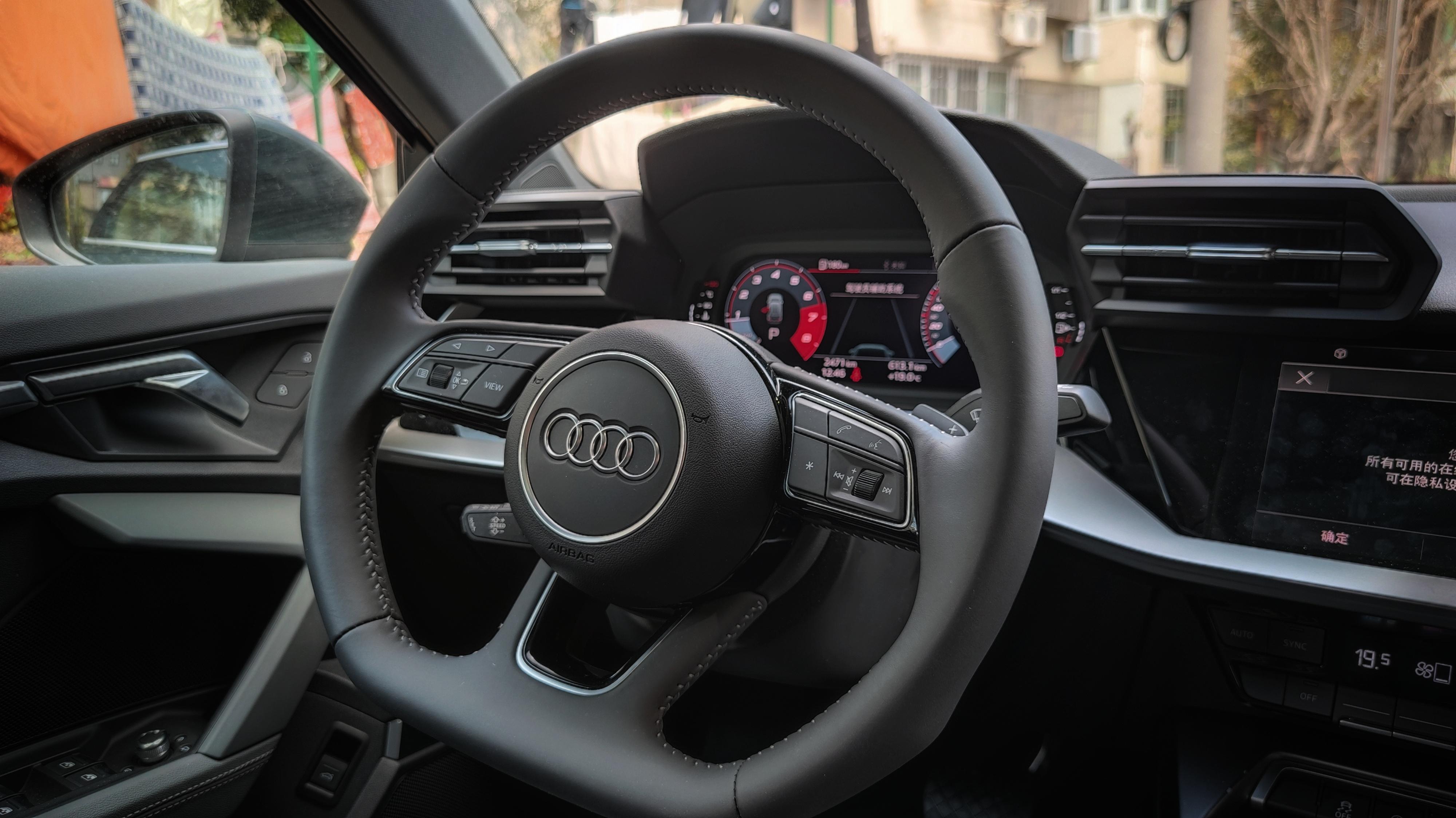 值得一提的是,在对于操控回馈的标定上,这回的全新奥迪a3的方向盘手感