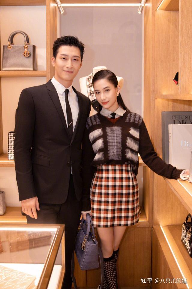 何超莲窦骁现身活动穿针织衫名媛变身小女人对窦骁的称呼太宠