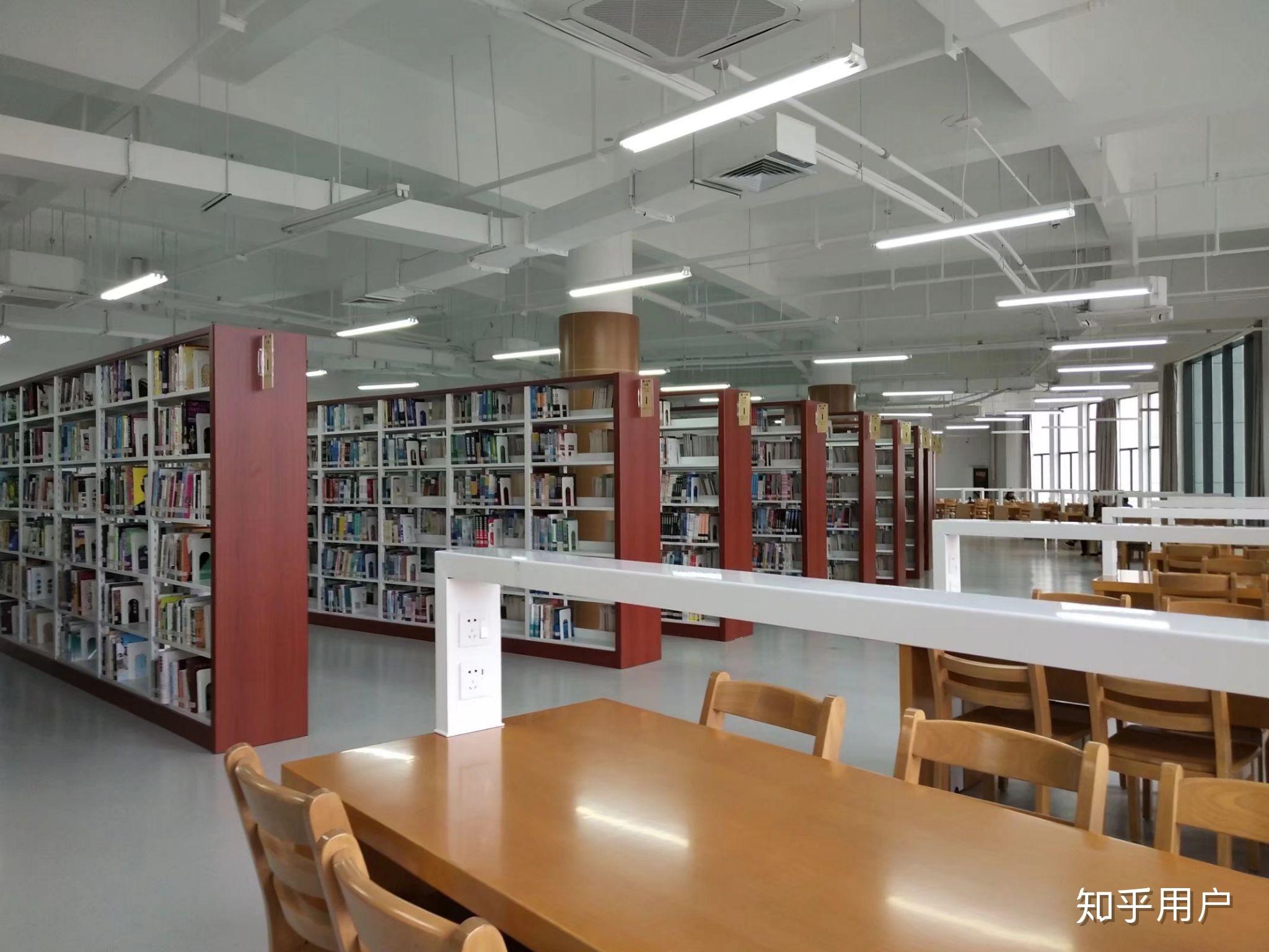安康学院的图书馆或教室环境如何?是否适合上自习? 