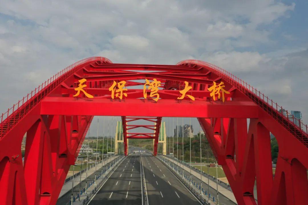 天保湾大桥位于天府新区"四横四纵"路网之一的沈阳路上,大桥全长880米