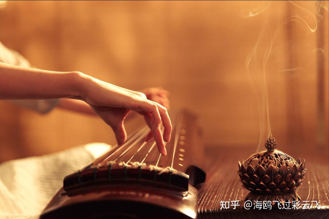 《听筝》 [唐] 李端 鸣筝金粟柱，素手玉房前。 欲得周郎顾，时时误拂弦。 - 知乎