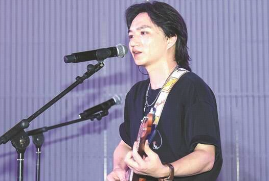 为什么现在不少人认为二哥（黄家驹）生前并不出名，是离开之后才红起来的？