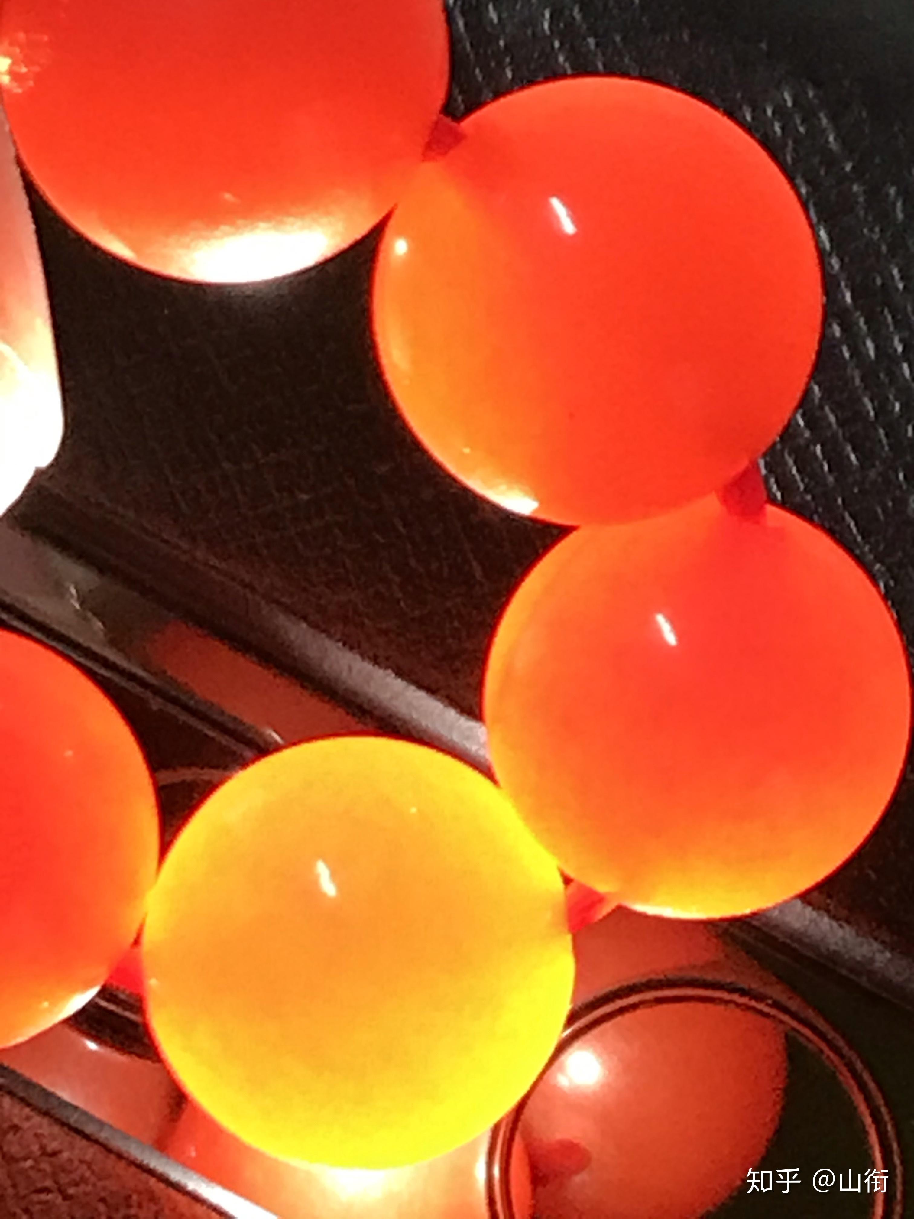 靠近观察,真南红的表面只有刮蹭出来的痕迹,假南红表面有火劫纹2查