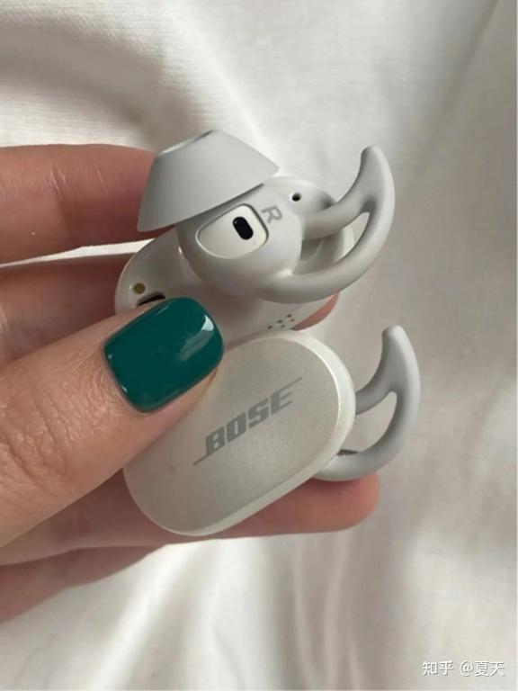 进阶版的鲨鱼鳍耳套,能够帮助保持受力均匀,减少耳廓压力;耳机出音孔