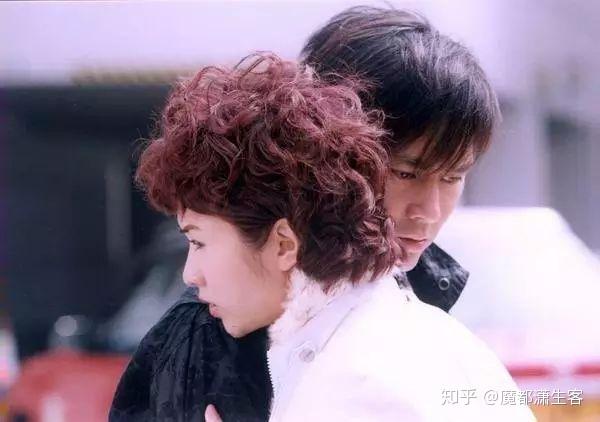 搭档蔡少芬主演时装电视剧黑夜彩虹黎姿饰演一名贪慕虚荣的坏女人黎姿