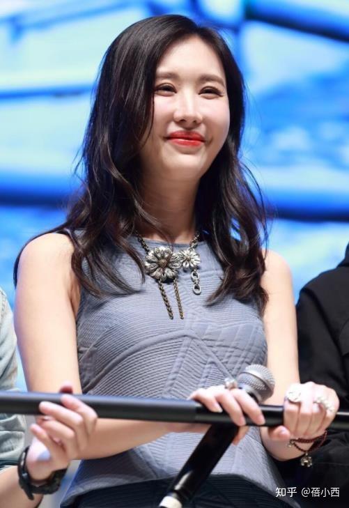 田朴珺不愧是王石的小娇妻穿蓝灰色连衣裙气质身材都不输超模