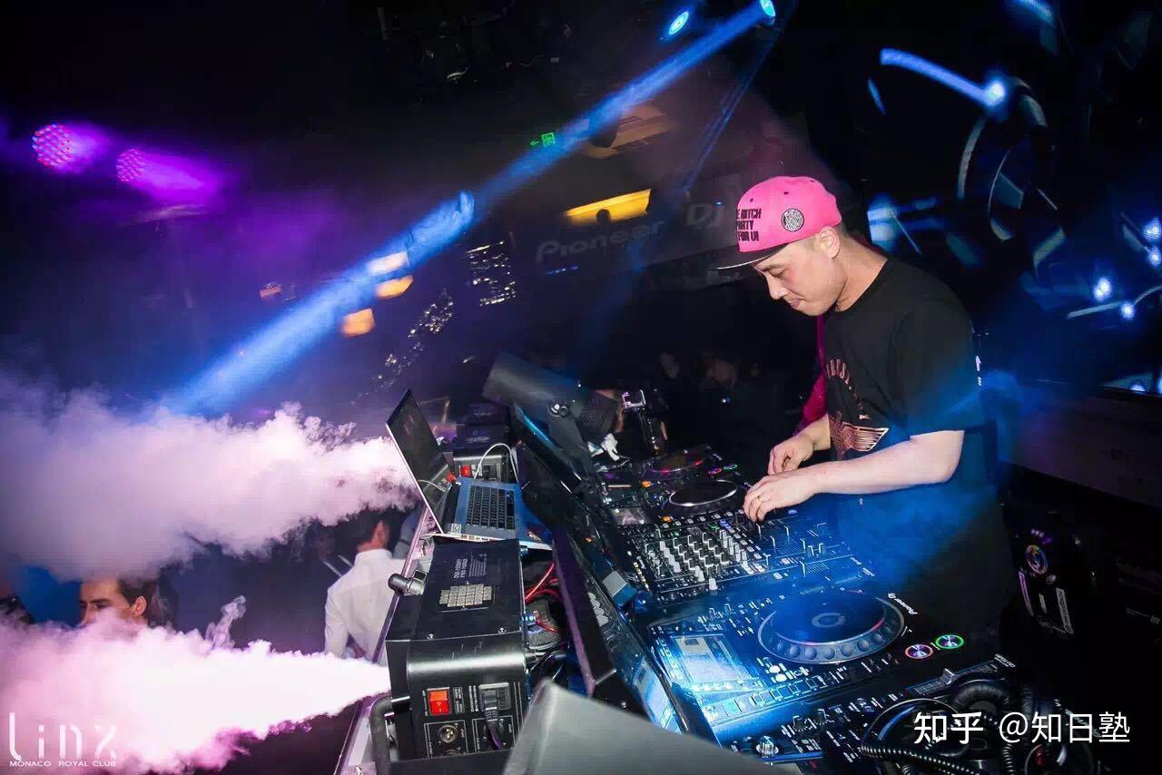 还是在你的蹦迪"战场"上用双手无限控场的打碟dj?