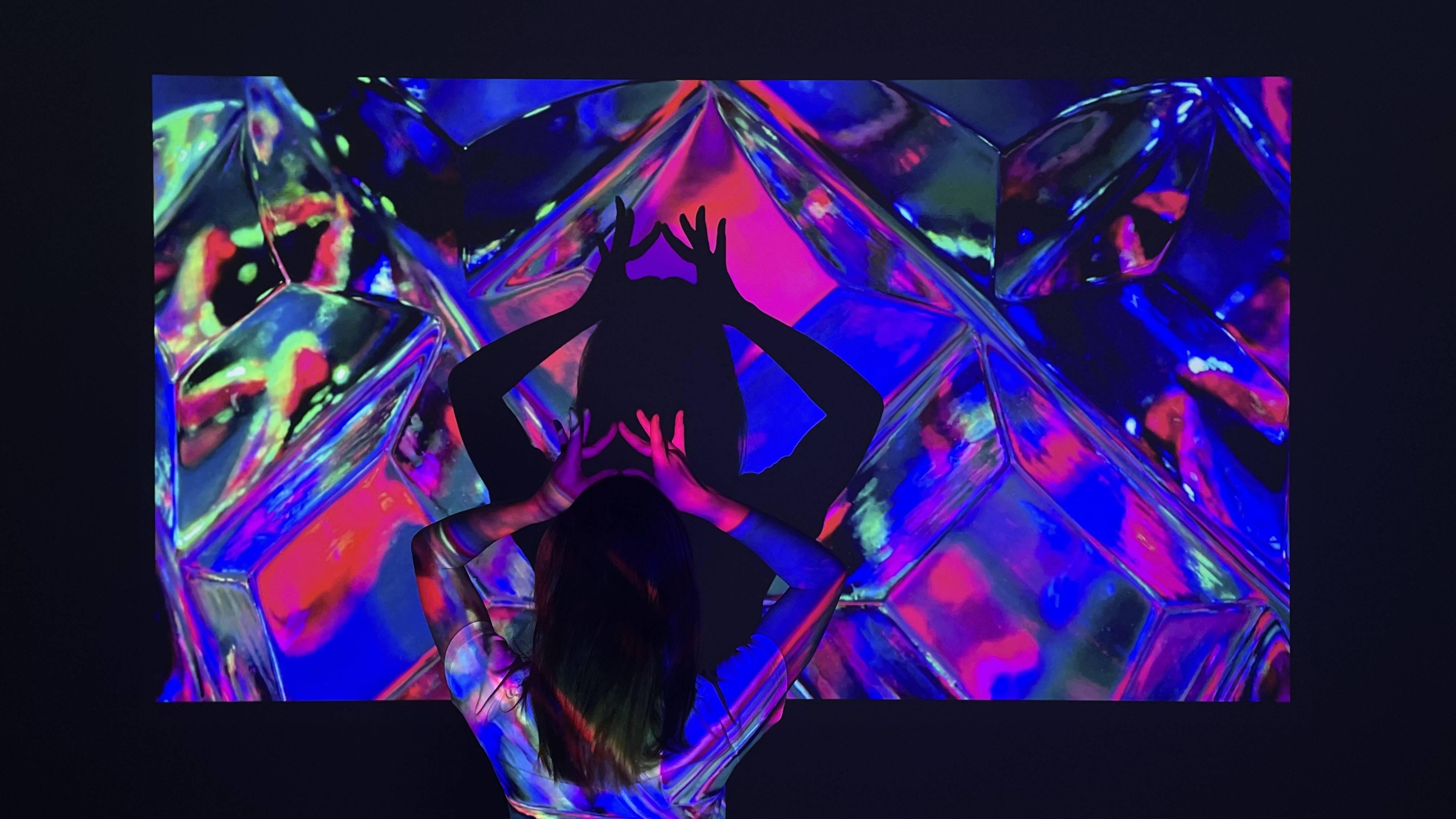 模特造型投影人像最终呈现难以突出人物面部细节和着装质感,更多是