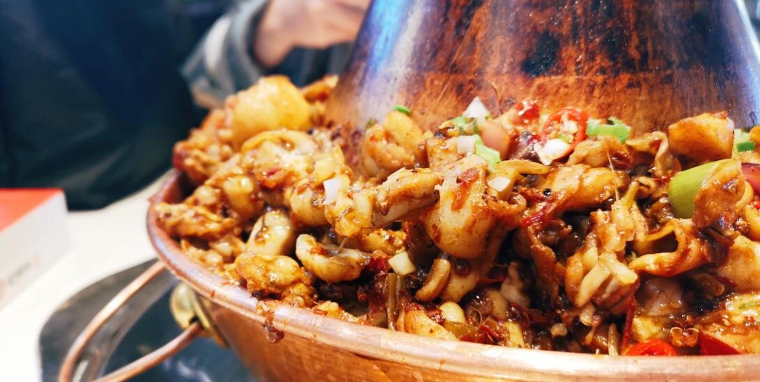 探店丨成都铜炉蛙锅,吃一口就沦陷