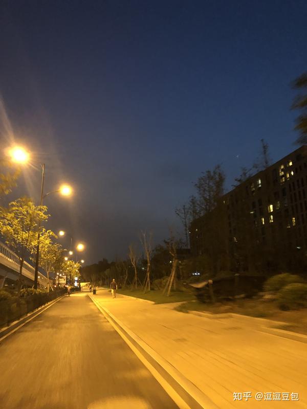 你手机里有没有随手一拍以为很丑但实际上很好看的照片?