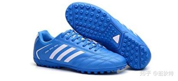 塑料草皮应该买什么样的足球鞋呢_足球应该怎么买_塑料草皮批发厂家