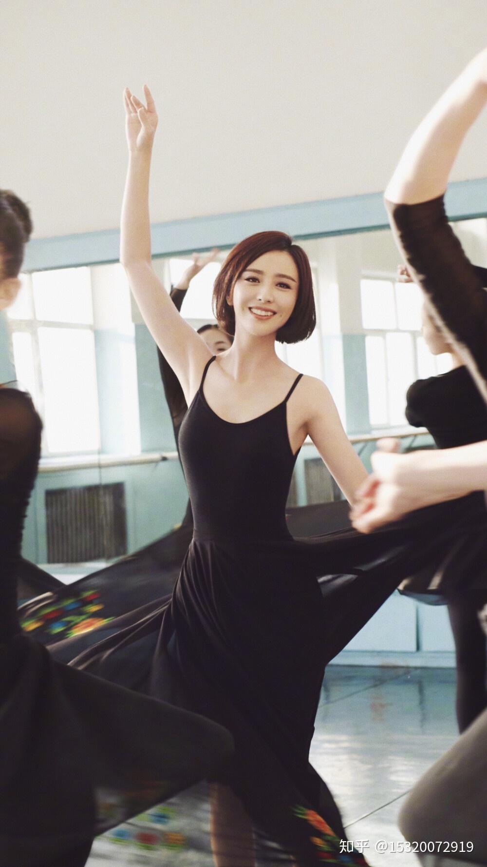 在国剧盛典上,佟丽娅捧着奖杯笑着说"未来还要多拍好戏,做一个有硬核