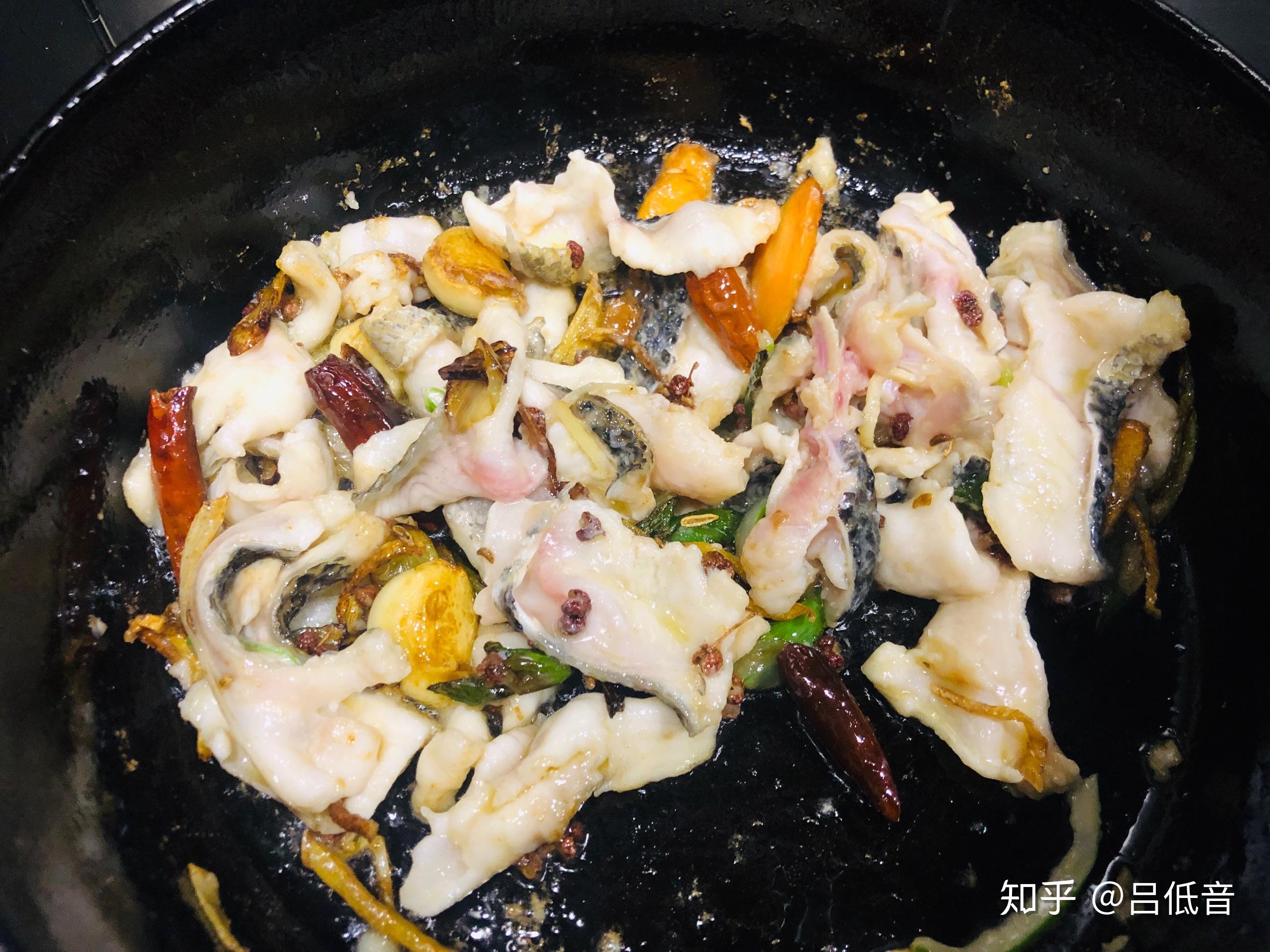 乌溜溜的爆炒黑鱼片