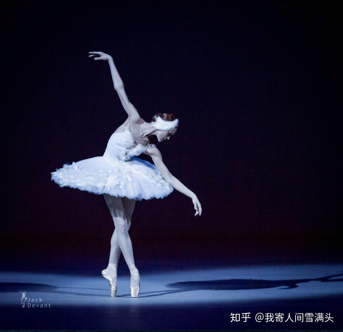 舞蹈概念. 专业亚洲日本芭蕾舞女演员，用红色飞布搭起双手 库存照片 - 图片 包括有 女孩, 雍容: 263569106