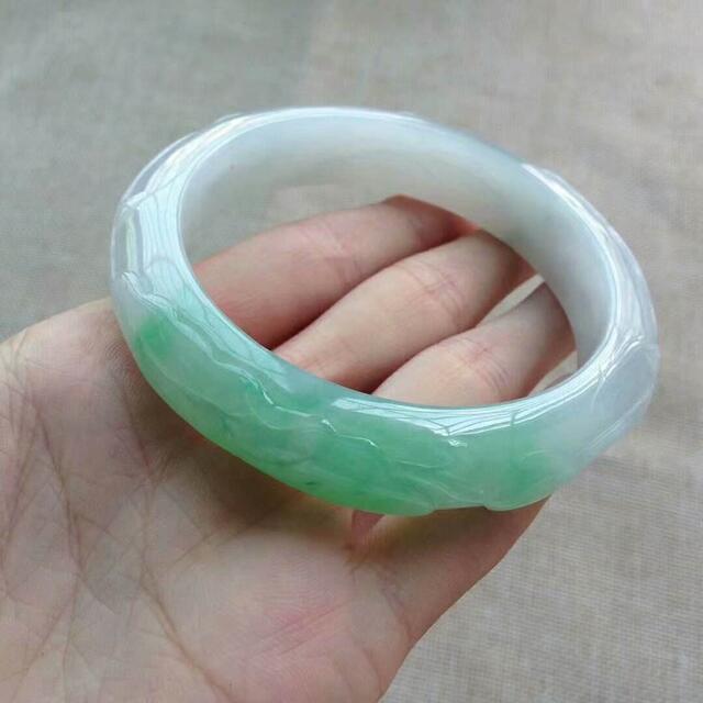 花八千买一只翡翠雕花手镯被群嘲 翡翠雕花手镯就这么不值钱 知乎