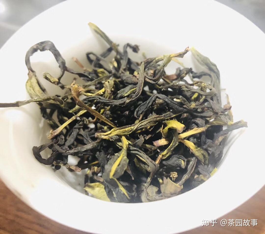 而不同青茶的外形特點也有些許不同,例如鐵觀音茶條索壯結重實,略呈圓