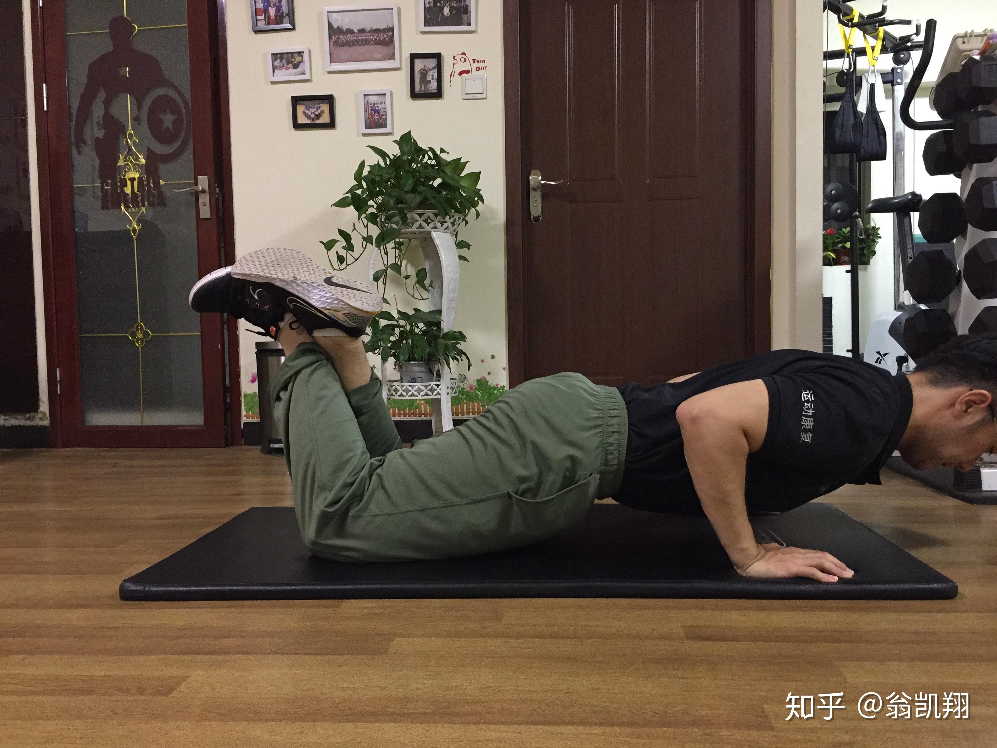做俯卧撑可以改善什么 v2-3379b02f7e1fe7ff82ca7baa1c08faf4_r.jpg