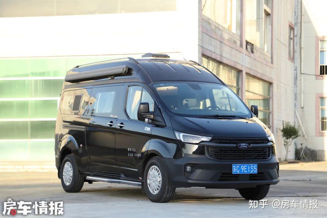 这款车是来自途酷房车的"神行者",基于福特新全顺v362底盘打造,车身