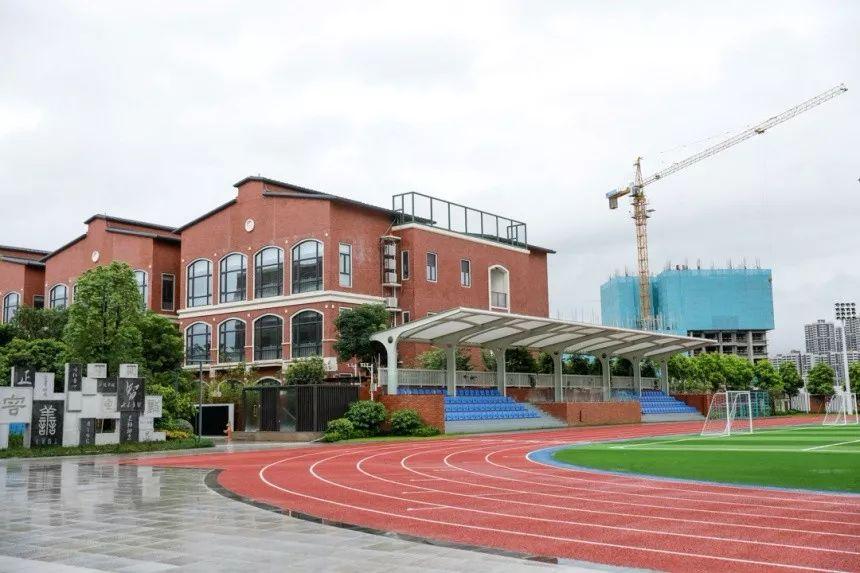 西湖学校位于斗门区腾逸路南侧,腾达一路东侧,占地面积 54761.