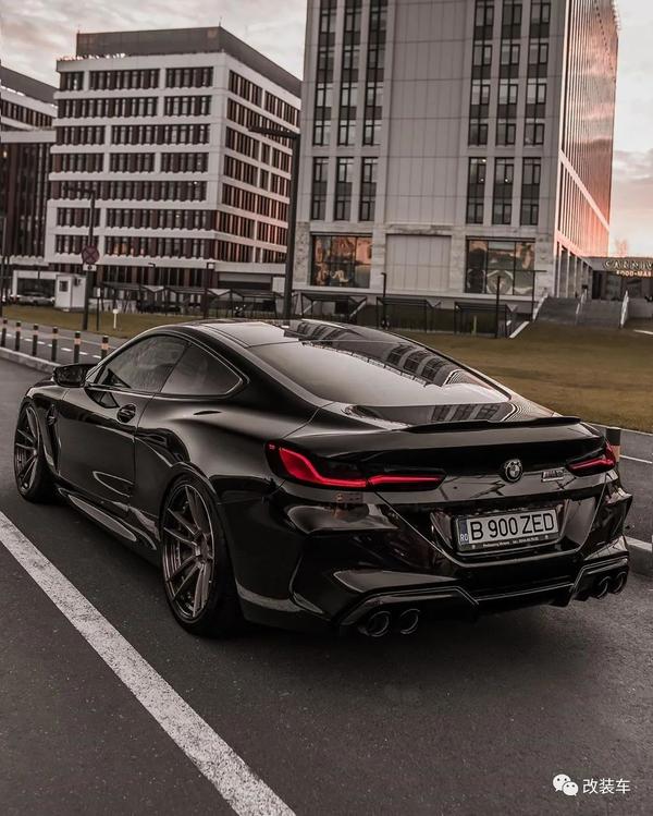 网红宝马m8黑武士改装,血红的眼睛里透露出一股杀气