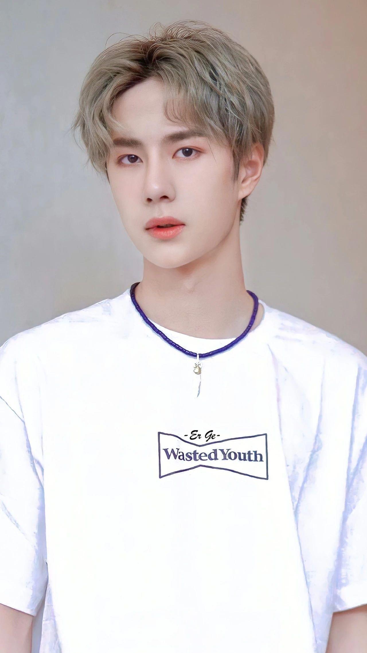 王一博壁纸:亮晶晶的眼睛看着镜头,脸蛋子鼓鼓的太可爱了