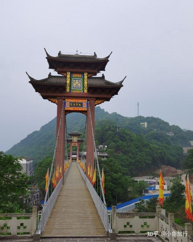 第2天华夏神女1号游轮停靠丰都码头,上岸游览丰都双桂山,晚上自愿报名