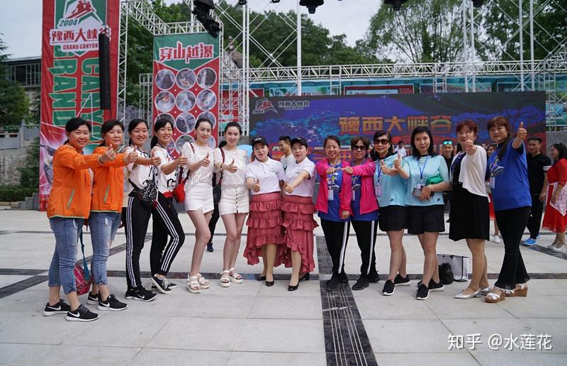 豫西大峡谷全国双胞胎漂流节 百对双胞胎游客眼花缭乱分不清