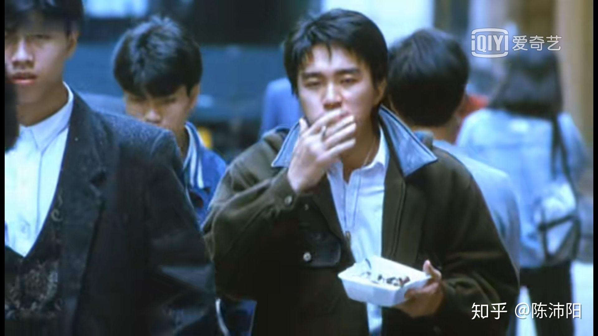 有人知道周星驰在《咖喱辣椒》中吃盒饭时穿的这个外套是什么牌子的吗