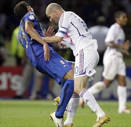 世界足坛暴力十一人阵容前场坎通纳中场有基恩后场有佩佩