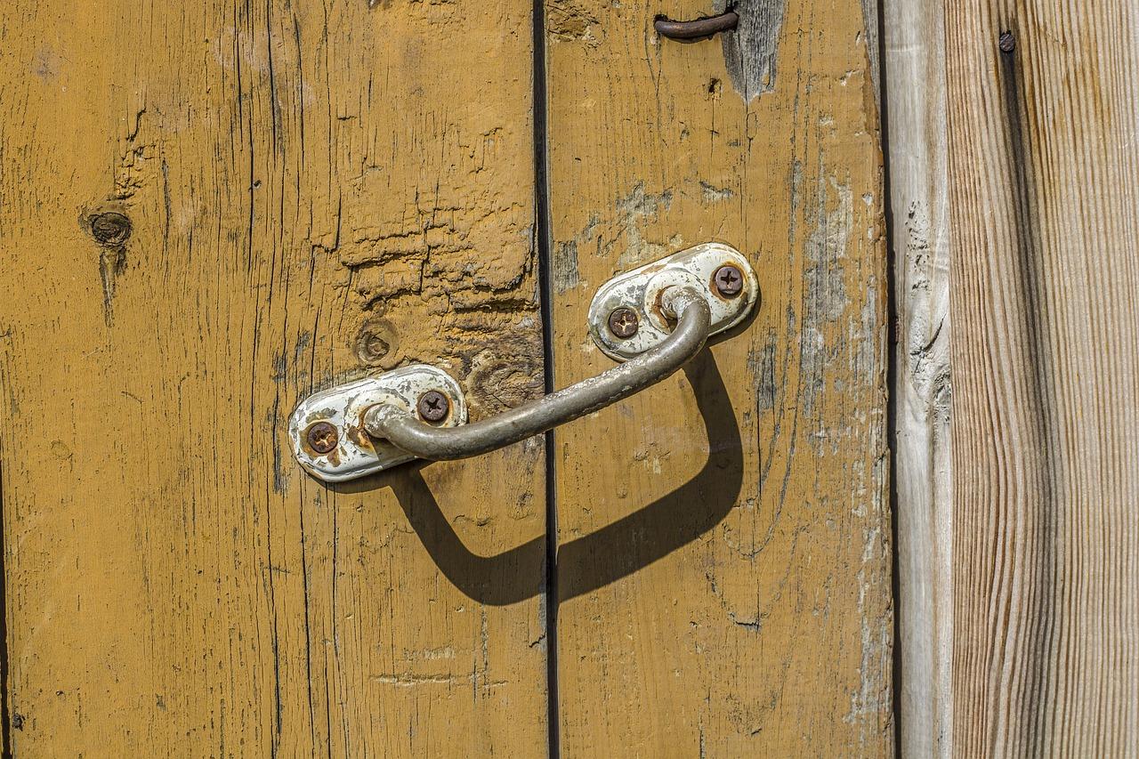 2. 面板拆卸技巧