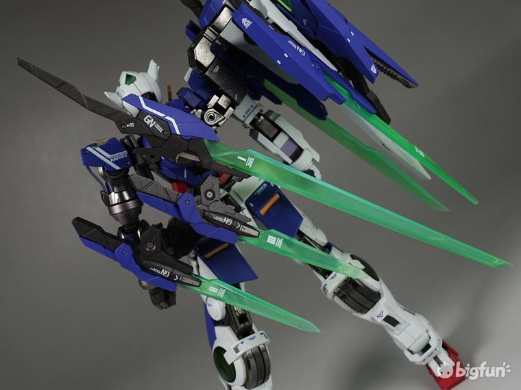 来还原gn粒子效果,gn太刀长度醒目先行使用了第六世代机体技术的手臂