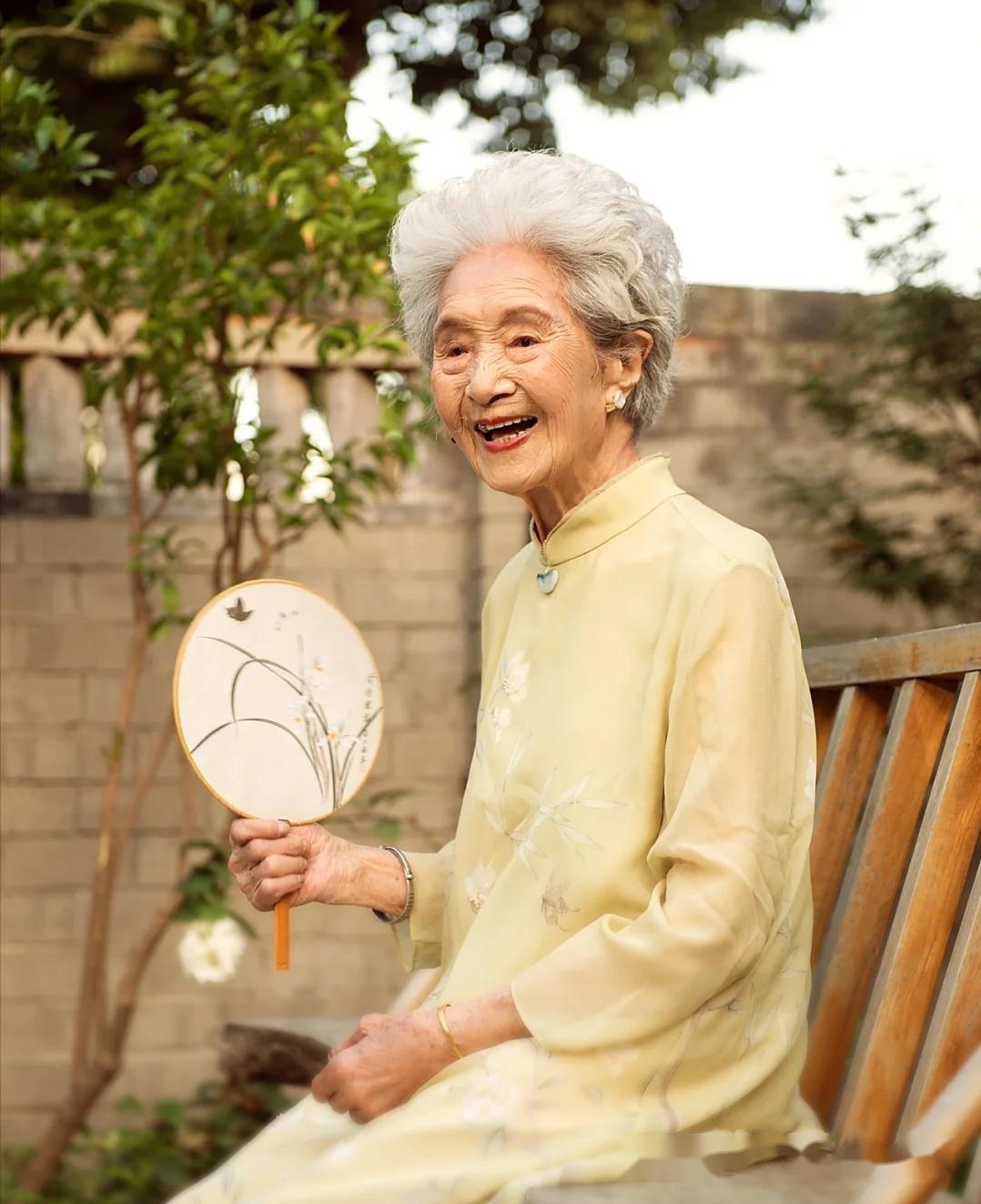 优雅的白发老太太图片图片