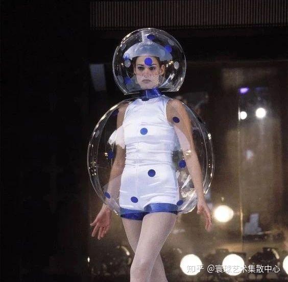 时装面料灵感 | 未来主义PVC面料材质运用，这是美得要上天！ - 知乎