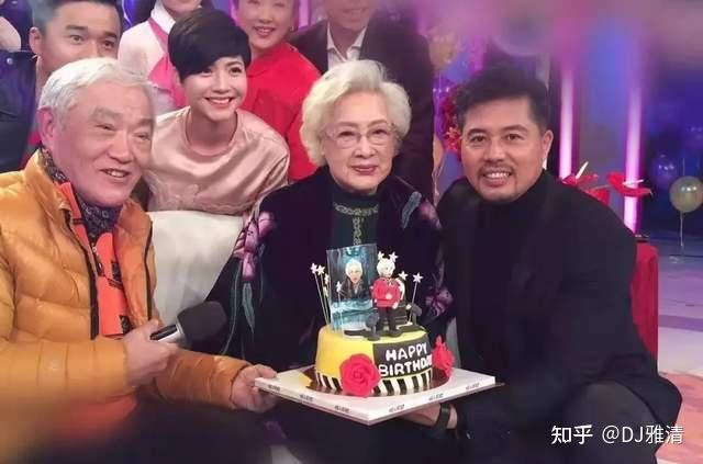 珍貴的合影照秦怡和她的親朋摯友們祝老藝術家100歲生日快樂