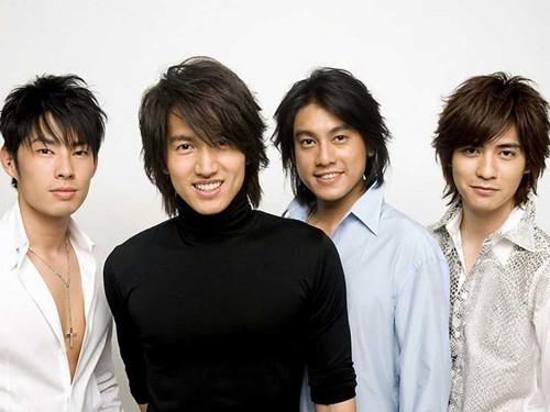 由3位女生组成"小猫队"担任主持人助理,节目大受欢迎