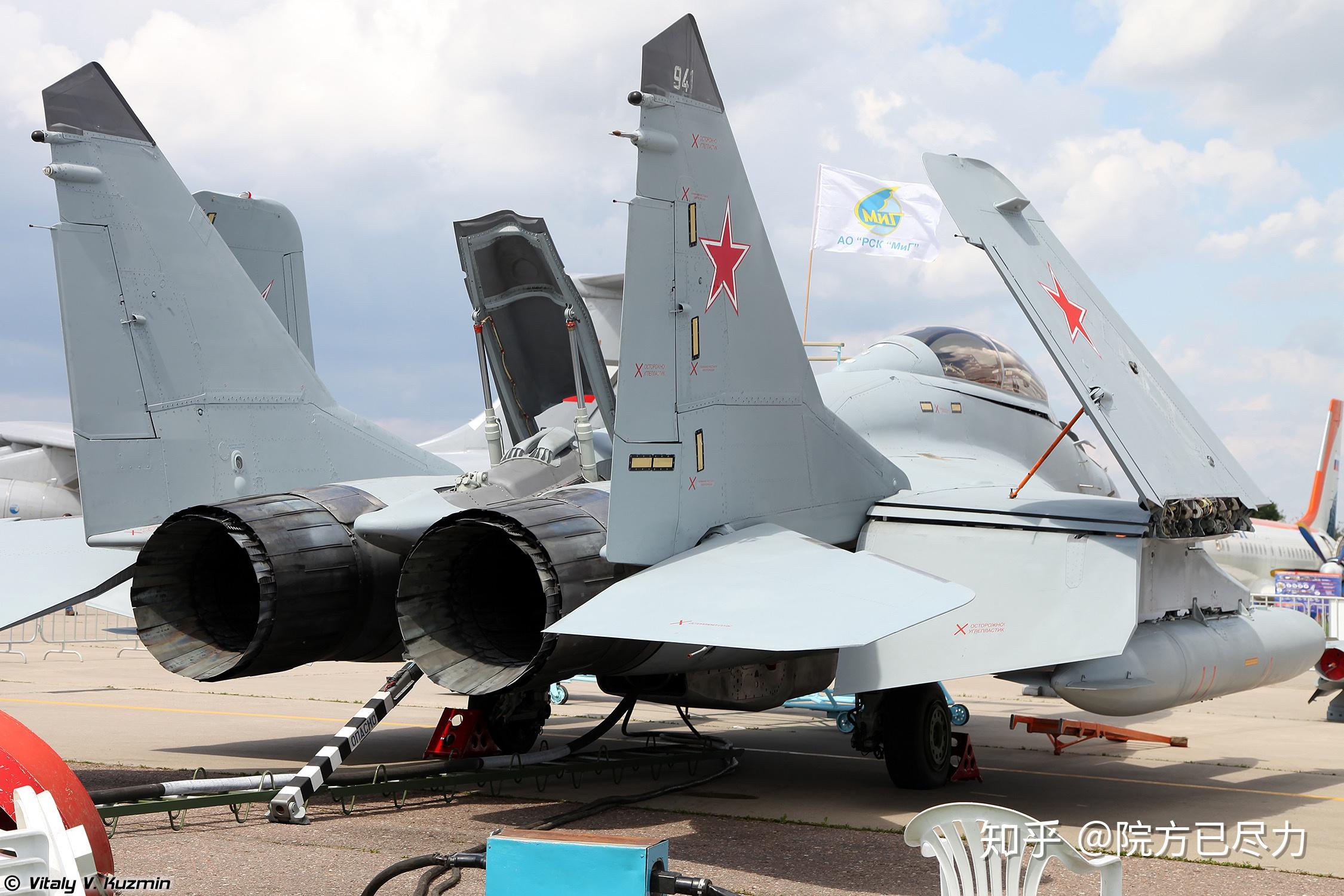 米格29k采用尾部开裂减速板尾勾也在尾后下方那舰载型减速板张开的
