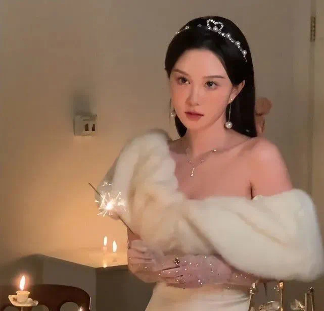 千万网红君君被前男友辰飞手撕与p友不雅聊天记录曝光内容不堪入目辣