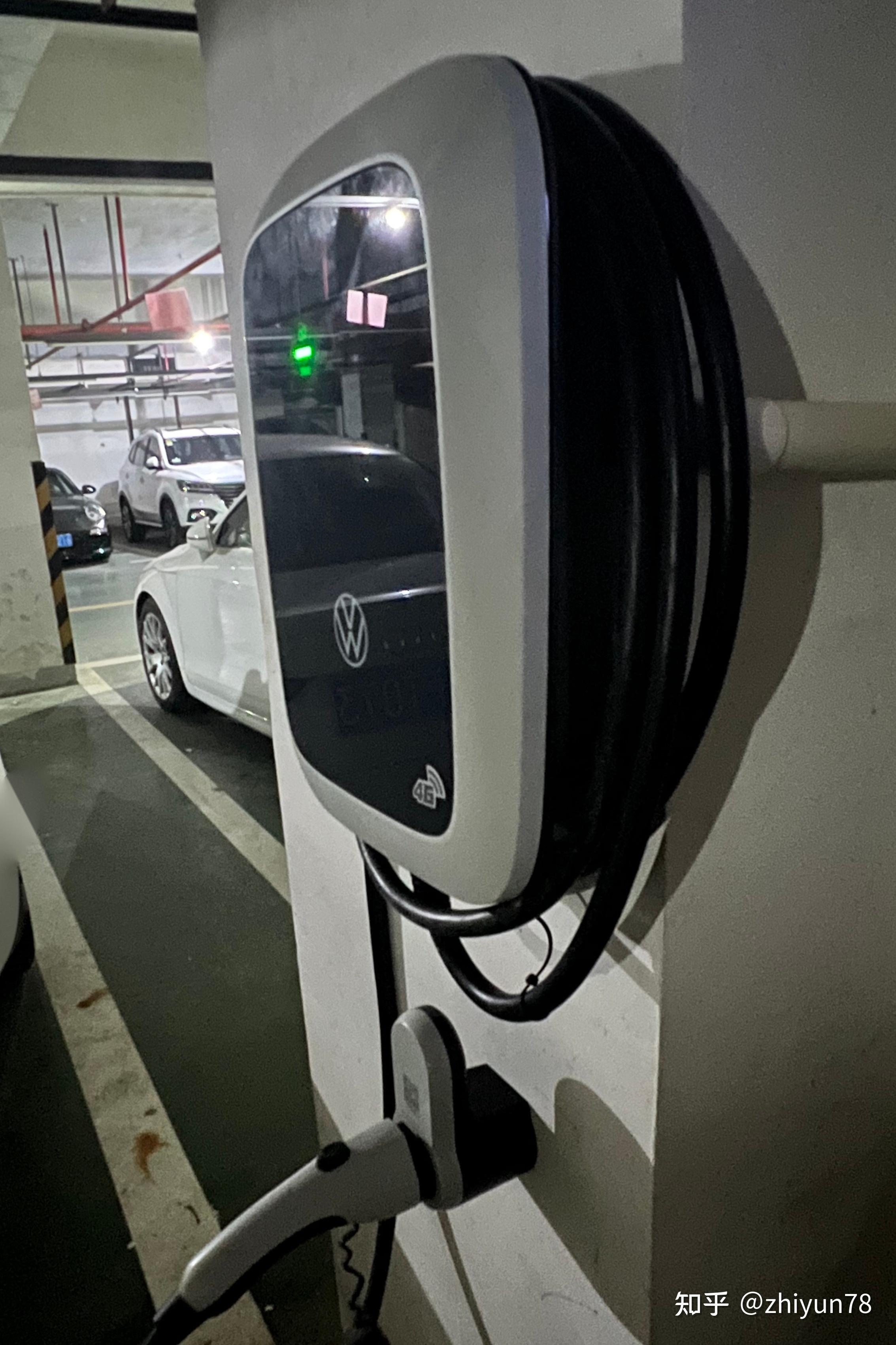 另外上汽大众充电桩的一个贴心的设计,在不充电的时候,充电线盒可以