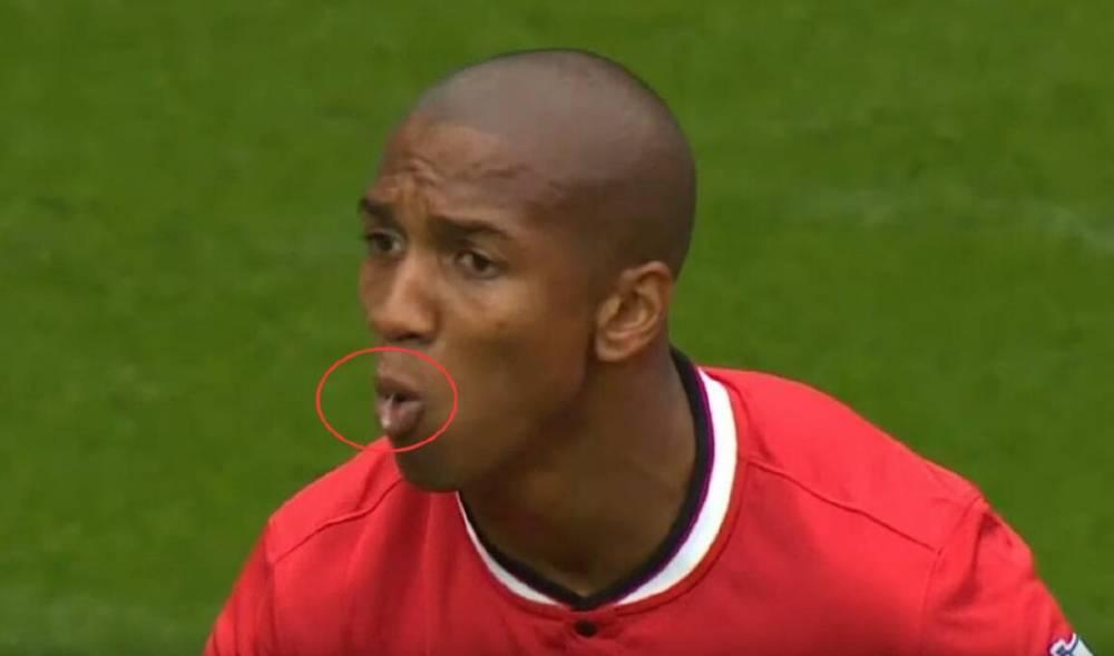 绿茵名场面天降鸟屎精准入嘴阿什利扬在线直播吃翔