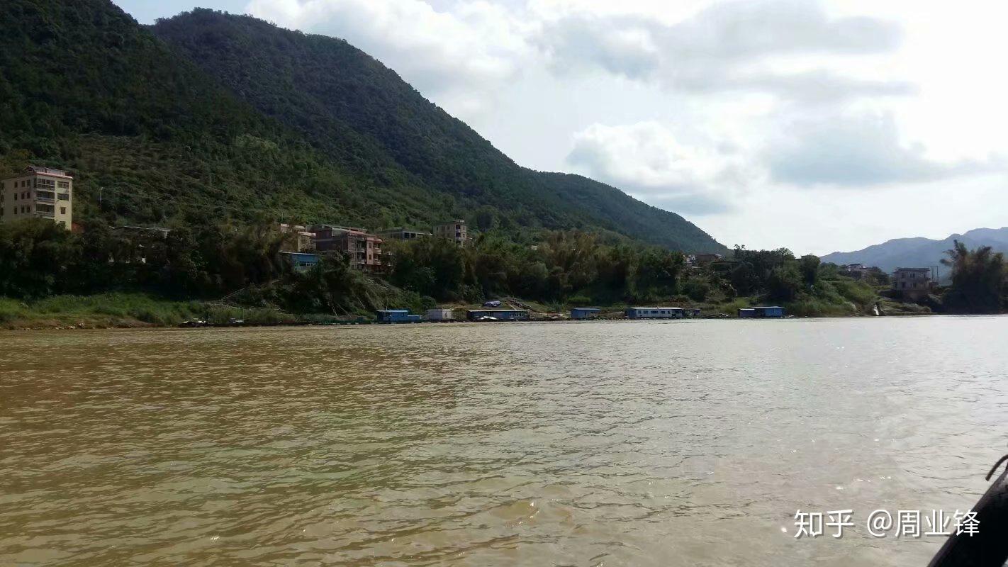 青旗山,位於雲浮市雲安區都楊鎮降水河水口,高插雲天,終年霧繞,據明