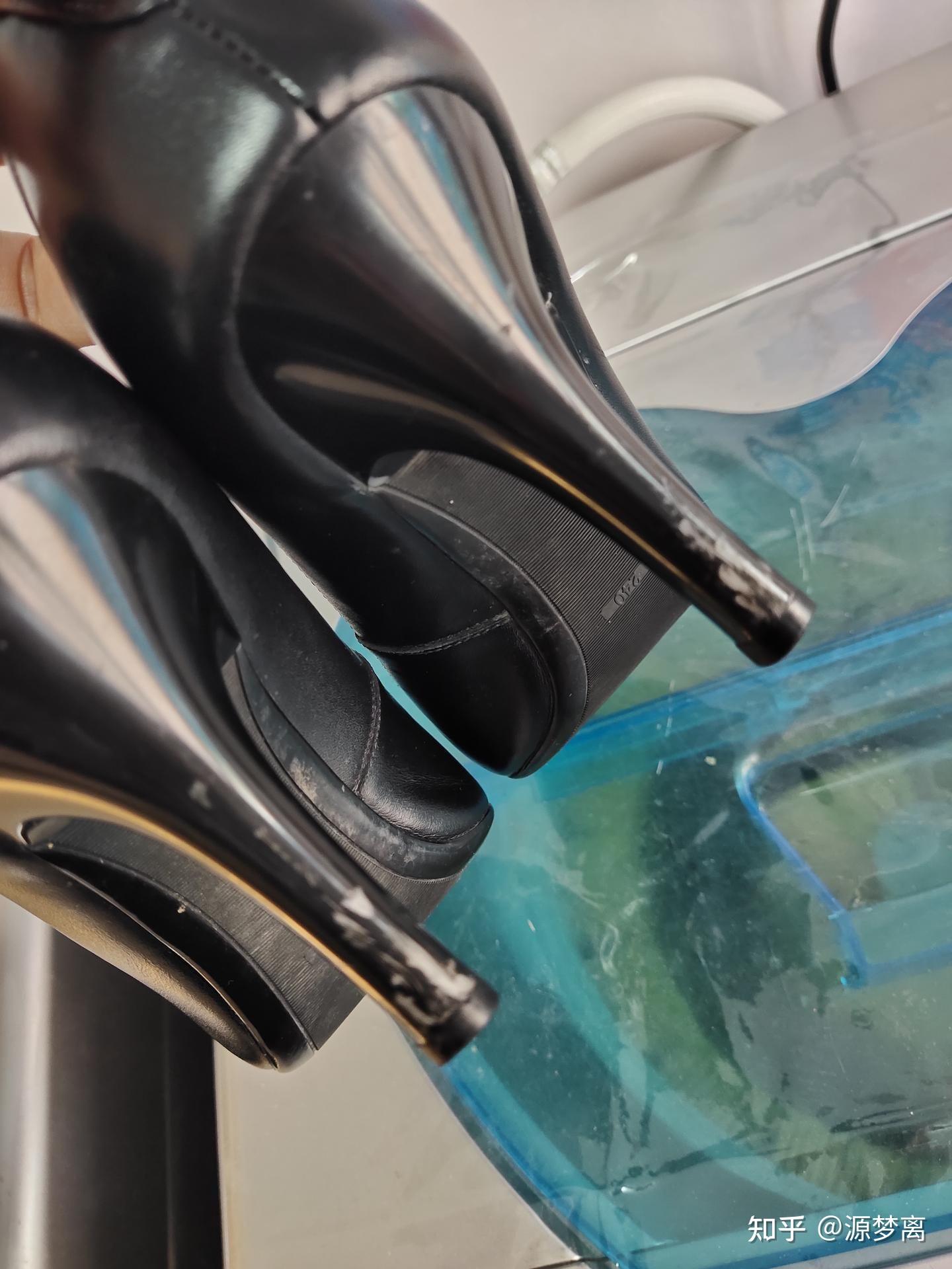 高跟鞋鞋跟的皮破了一块怎么补救? - 知乎