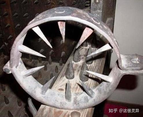 该刑具梨状的部分会像是4片花瓣,这些花瓣可以收缩或撑开,然后在里面