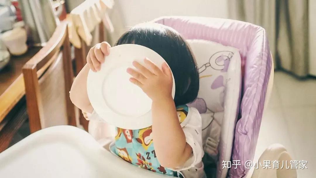 宝宝独立吃饭的黄金期把握关键时机宝宝自己吃饭不是问题