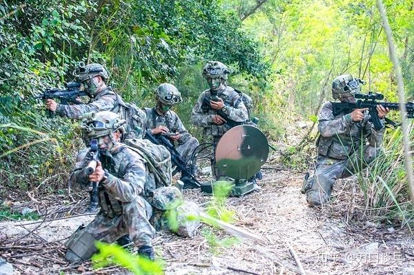 蛟龙突击队换装新一代轻武器惊艳亮相,我军战士如虎添翼
