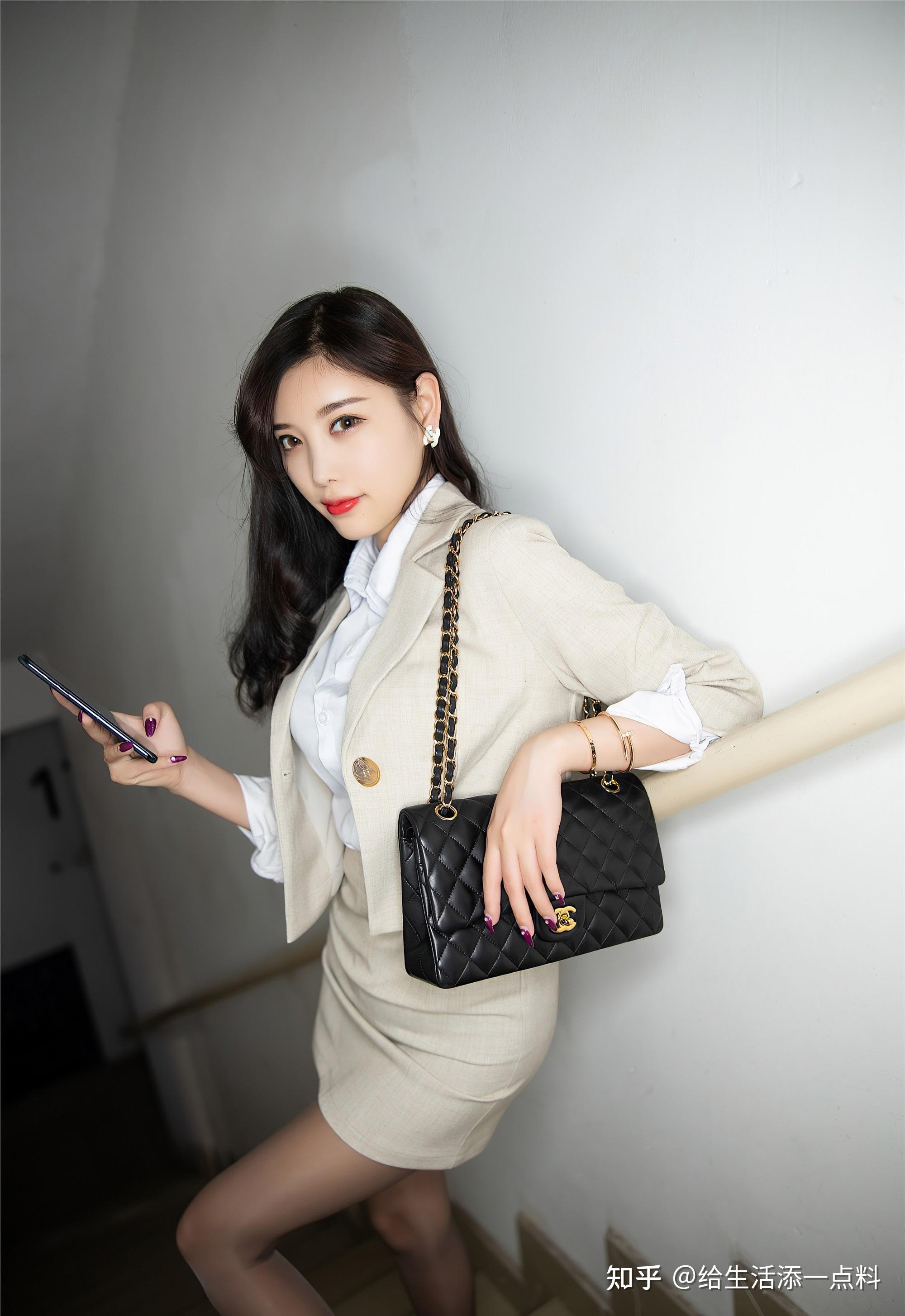 长发美女一身米色职业装居然也能如此清秀高雅时尚迷人