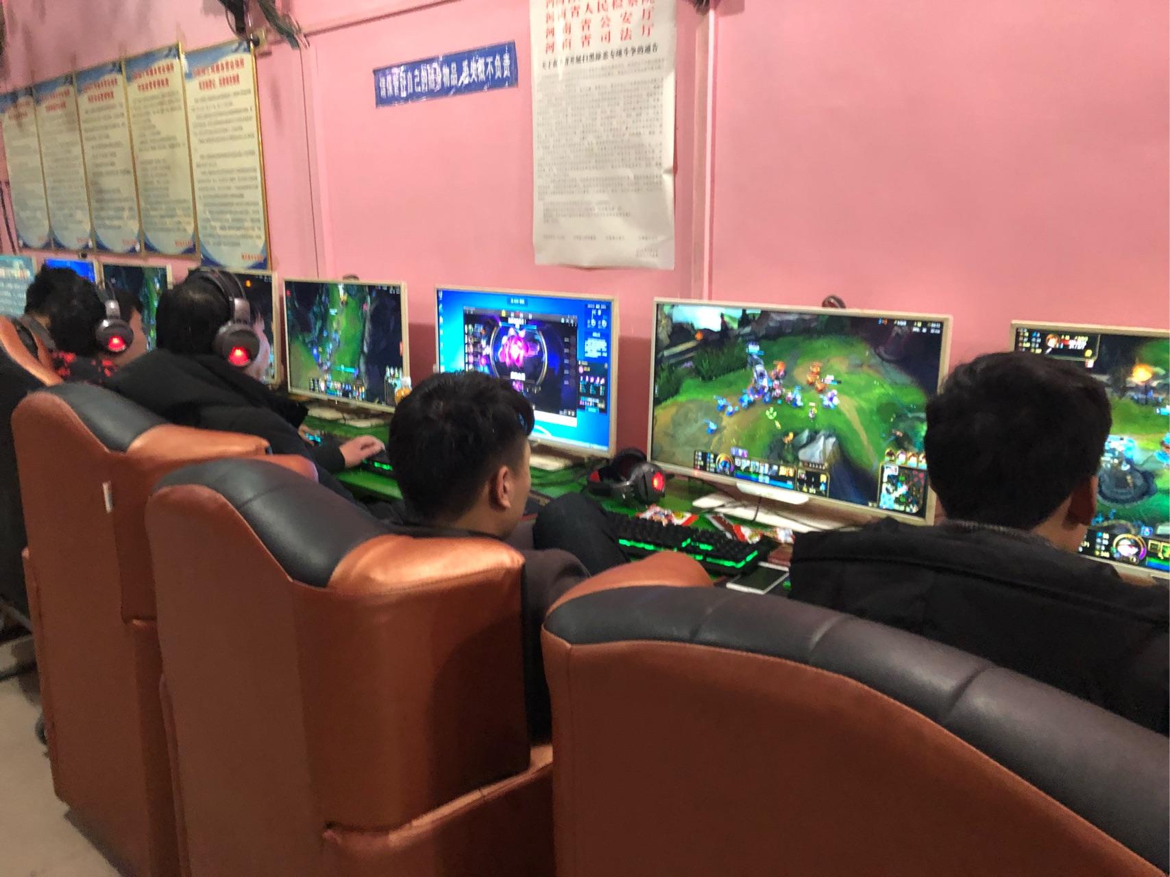 网吧少年壮年中年集中地