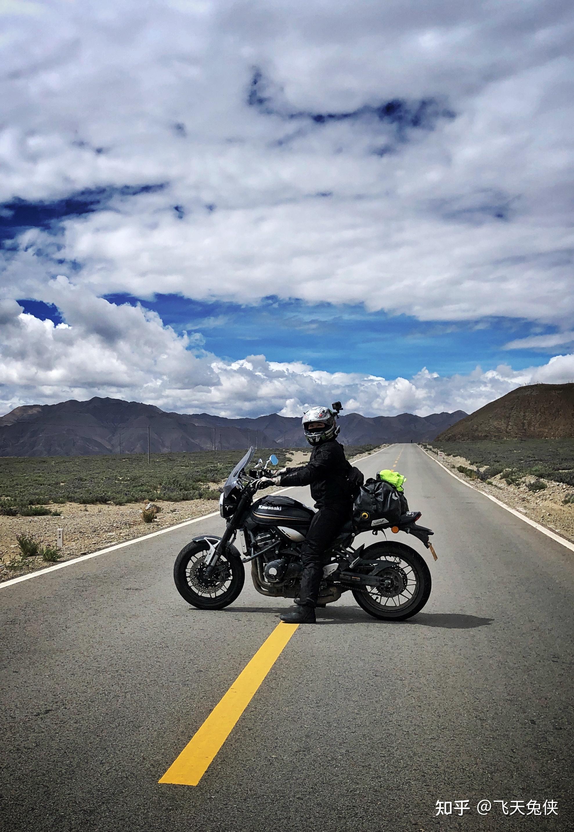 骑摩托车在路上图片下载 - 觅知网