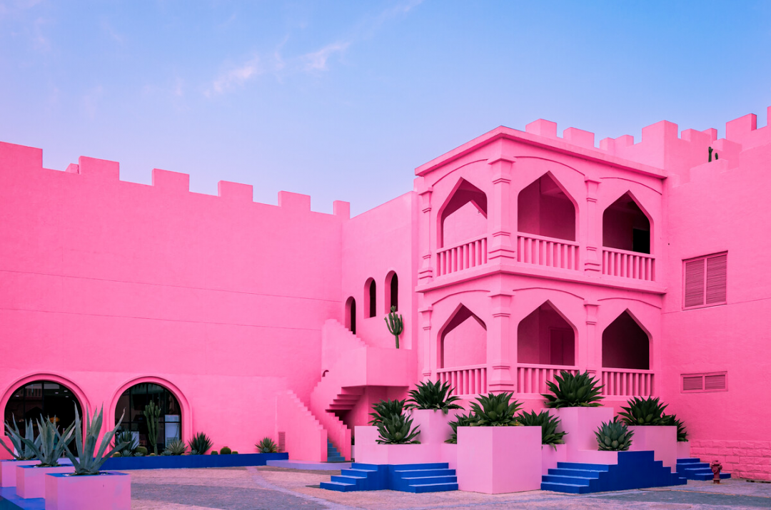 地方其灵感来自于la muralla roja的粉色城堡城堡里有迷宫,楼梯爱心墙