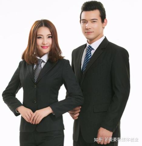 发型不要太过新潮怪异,但要有时尚感觉,不可太过陈旧.