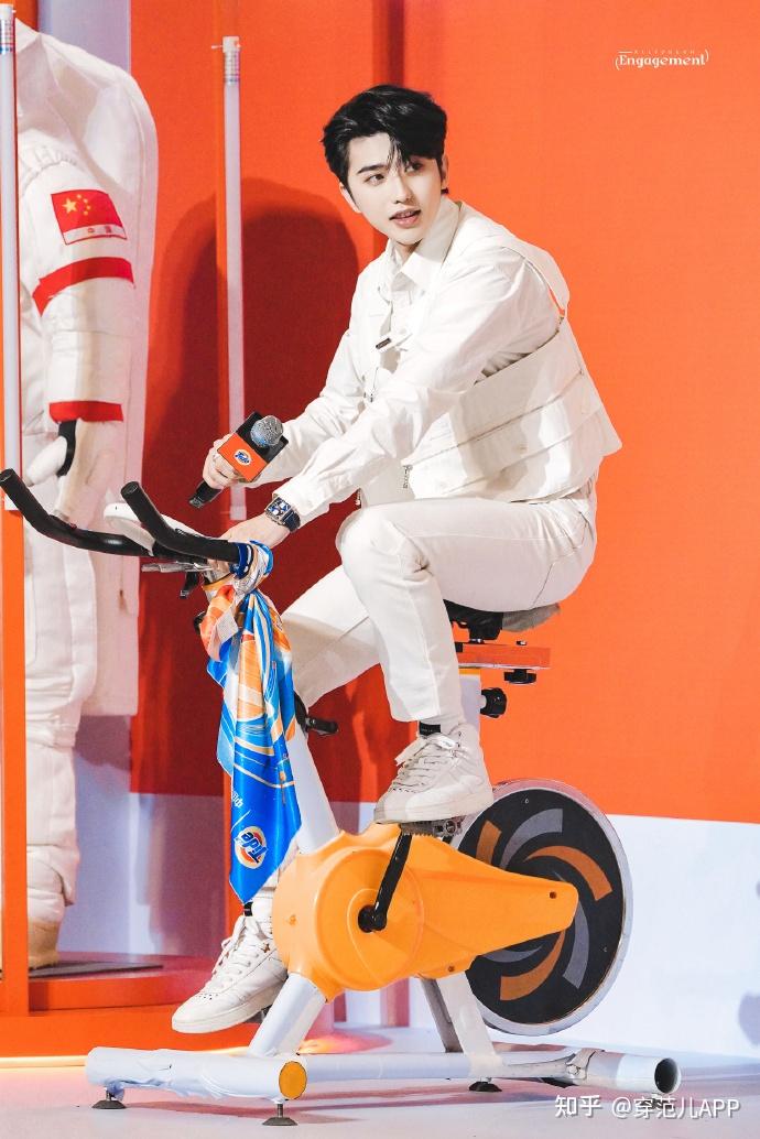 左滑看蔡徐坤小白鞋有多显腿长?3k穿着像1w